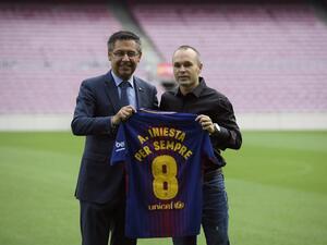 إنييستا مع رئيس برشلونة جوسيب ماريا بارتوميو