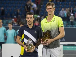 Spain's Roberto Bautista Agut (L) and South Africa’s Kevin Anderson pose with their trophies after the Mubadala World Tennis Championship 2017 match in Abu Dhabi, on December 30, 2017.
NEZAR BALOUT / AFP