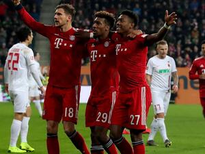 كومان (وسط) خلال مباراة بايرن وأوغسبورغ