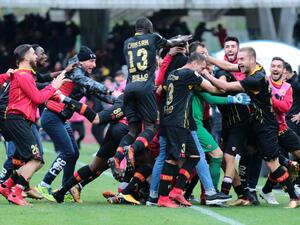 لاعبو بينيفينتو يحتفلون بالتعادل التاريخي