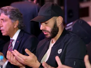 Benzema during iftar (Photo: Anadolu Agency)