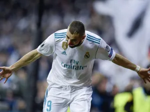 Real Madrid's French forward Karim Benzema celebrates after scoring a second goal during the UEFA Champions League semi-final second leg football match between Real Madrid and Bayern Munich at the Santiago Bernabeu Stadium in Madrid on May 1, 2018.
OSCAR DEL POZO / AFP