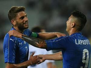 دومينيكو بيراردي (يسار) يهنىء لابادولا (يمين) بأحد الأهداف