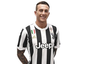 بيرناديسكي بقميص يوفنتوس