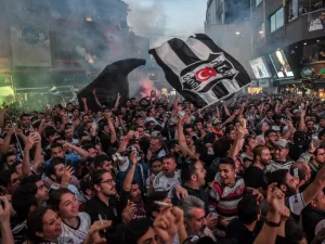 Besiktas' fans celebrate their 2016-2017 champion title in the Besiktas district in Istanbul during celebrations after their team won the Turkish Super Toto league football match between Gaziantep and Besiktas, on May 28, 2017.
OZAN KOSE / AFP