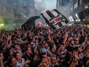 Besiktas' fans celebrate their 2016-2017 champion title in the Besiktas district in Istanbul during celebrations after their team won the Turkish Super Toto league football match between Gaziantep and Besiktas, on May 28, 2017.
OZAN KOSE / AFP