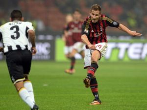 بيرسا يسجل هدف فوز ميلان