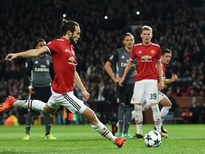 بليند ينفذ ركلة الجزاء التي جاء منها الهدف الثاني