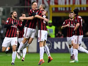 لاعبو ميلان يحتفلون بهدف بونافينتورا (وسط)