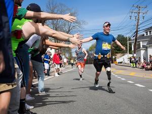 FRAMINGHAM, MA - APRIL 17: Spectators give high fives to a disabled runner as he makes his way past the 6 mile mark of the Boston Marathon on April 17, 2017 in Framingham, Massachusetts. (Kayana Szymczak/Getty Images)
Kayana Szymczak / GETTY IMAGES NORTH AMERICA / AFP
