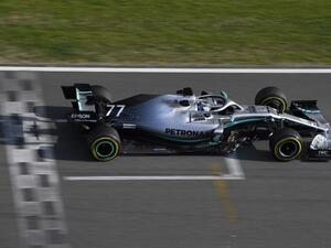 بوتاس يقود سيارة مرسيدس خلال الاختبارات