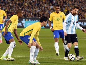 ليونيل ميسي (يمين) يقود الأرجنتين للفوز على البرازيل