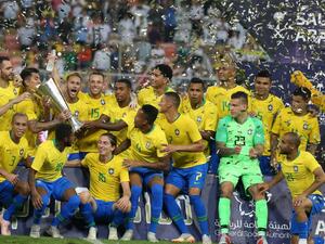 Brazilian players celebrate after winning the international friendly match Brazil vs Argentina at the King Abdullah Sport City Stadium in Jeddah on October 16, 2018.
AFP
STR / AFP