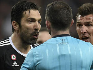 لم يكتف أوليفر باحتساب ركلة جزاء أثارت الجدل بل قام بطرد بوفون