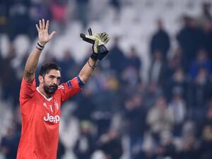 جيانلويجي بوفون حارس يوفنتوس يحيي الجماهير بعد انتهاء المباراة