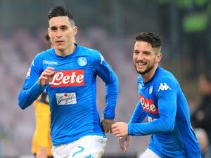 كاييخون (يسار) يحتفل بهدفه رفقة درايس ميرتينز