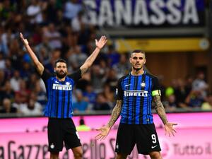 إيكاردي (يمين) يقود إنتر لفوز مهم على فيورنتينا