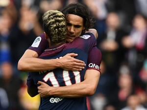 كافاني يهنىء نيمار بأحد الأهداف خلال المباراة