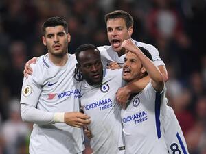 لاعبو تشيلسي يحتفلون بهدف موزيس (وسط)