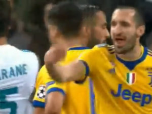 كييليني يشير بيده لفاران بأنه تم دفع الأموال من قبل ريال مدريد لضمان التأهل