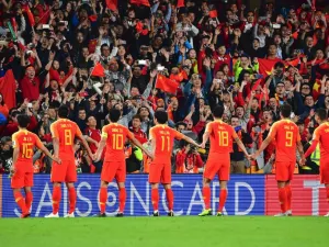  China's Asian Cup campaign is likely to mark the end of Marcello Lippi's time in charge and they beat Thailand 2-1 to reach the last eight. 