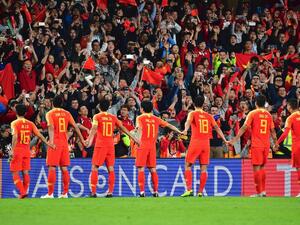  China's Asian Cup campaign is likely to mark the end of Marcello Lippi's time in charge and they beat Thailand 2-1 to reach the last eight. 