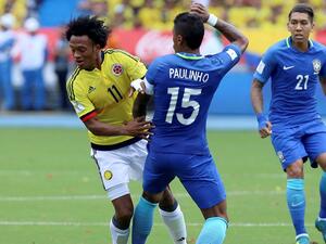 صراع على الكرة بين باولينيو (يمين) وخوان كوادرادو