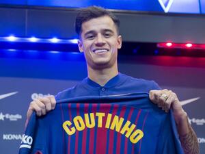 كوتينيو يعرض قميصه الجديد مع برشلونة