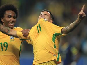 كوتينيو العائد من الإصابة يحتفل بهدفه 