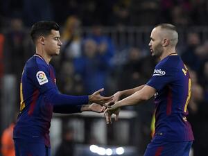 لحظة دخول كوتينيو (يسار) بديلاً لإنييستا