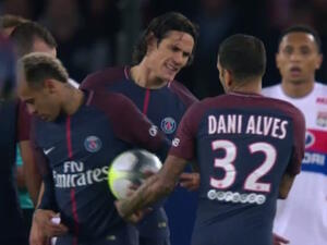 ألفيش (يمين) يقدم الكرة "بخبث" لنيمار أمام ناظري كافاني