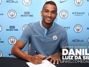 دانيلو يوقع على عقد انضمامه لمانشستر سيتي