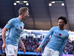 دي بروينه (يسار) يحتفل بهدفه