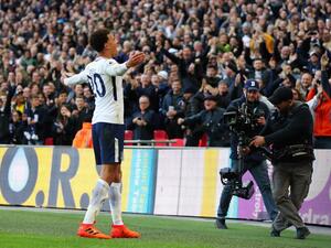 آلي يحتفل بهدفه