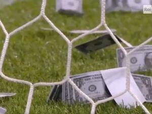 الأموال المزيفة التي جرى إلقاؤها على دوناروما خلال مباراة إيطاليا والدنمارك