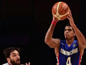 Argentina's Facundo Campazzo (L) vies for the ball with Edgar Sosa (R) of the Dominican Republic, during a 2015 FIBA Americas Championship Men's Olympic qualifying match at the Sport Palace in Mexico City on September 8, 2015. AFP PHOTO/RONALDO SCHEMIDT
RONALDO SCHEMIDT / AFP