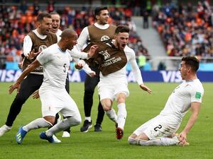 خيمينيز (يمين) يخطف هدفاً قاتلاً