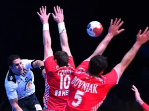 Egypt's centre back Eslam Eissa (1st-L) attempts a shot on goal over Croatia's left back Jakov Gojun (C) and Croatia's centre back Domagoj Duvnjak (R) during the 25th IHF Men's World Championship 2017 eighth final handball match Croatia vs Egypt on January 22, 2017 at the Arena in Montpellier.
Pascal GUYOT / AFP
