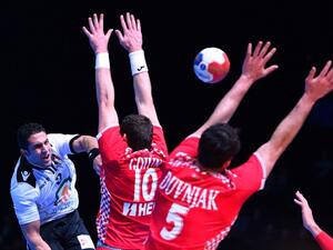 Egypt's centre back Eslam Eissa (1st-L) attempts a shot on goal over Croatia's left back Jakov Gojun (C) and Croatia's centre back Domagoj Duvnjak (R) during the 25th IHF Men's World Championship 2017 eighth final handball match Croatia vs Egypt on January 22, 2017 at the Arena in Montpellier.
Pascal GUYOT / AFP