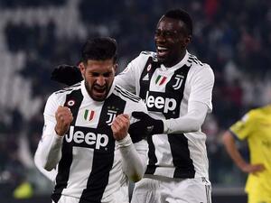 بليز ماتويدي (يمين) يهنىء تشان بهدفه