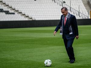 Turkish President Recep Tayyip Erdogan kicks the ball on April 10, 2016 in Istanbul at Besiktas football club's "Vodafone Arena" new stadium on its opening day.
OZAN KOSE / AFP