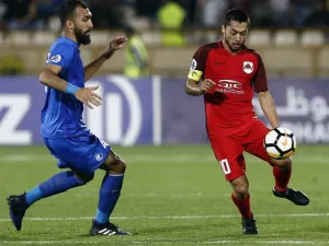 Esteghlal's midfielder Roozbeh Cheshmi (L) vies for the ball with Al-Rayyan's midfielder and captain Rodrigo Tabata during the AFC Champions League football match between Iran's Esteghlal and Qatar's al-Rayyan at the Azadi stadium in Tehran, on April 2, 2018.
STRINGER / afp