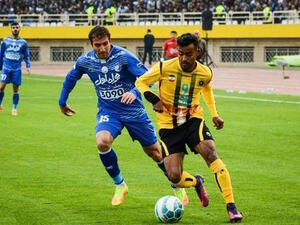 A view of the match between Esteghlal Tehran (players in blue) and Sepahan, at Naghsh-e- Jahan Stadium in Isfahan, central Iran, on December 25, 2016 (Photo: Press TV)