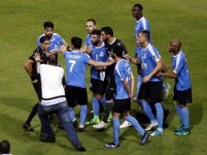Jordan’s Al-Faisaly players clash with Egyptian referee Ibrahem Nureldeen in the end of football match against Tunis’s Esperance team in the Arab Club championship final match at Alexandria Stadium on August 6, 2017.
Ahmed ABD EL-GAWAD / AFP