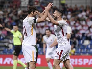 مانولاس (يمين) وفازيو لاعبا روما يحتفلان بالهدف