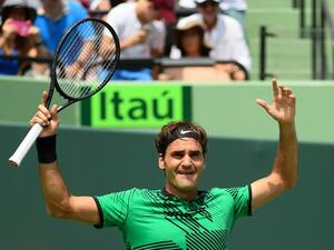 فيدرر يحتفل بفوزه بدورة ميامي