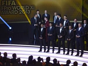 تشكيلة منتخب العالم باستثناء إنييستا الذي لم يحضر الحفل