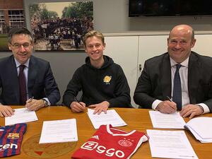 دي يونغ (وسط) يوقع على عقد انضمامه لبرشلونة بدءاً من الموسم المقبل