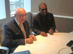 سيدورف أثناء توقيعه على عقده تدريب ميلان