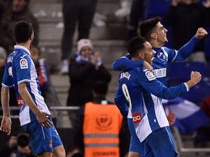 لاعبو إسبانيول يحتفلون بهدف غارسيا القاتل